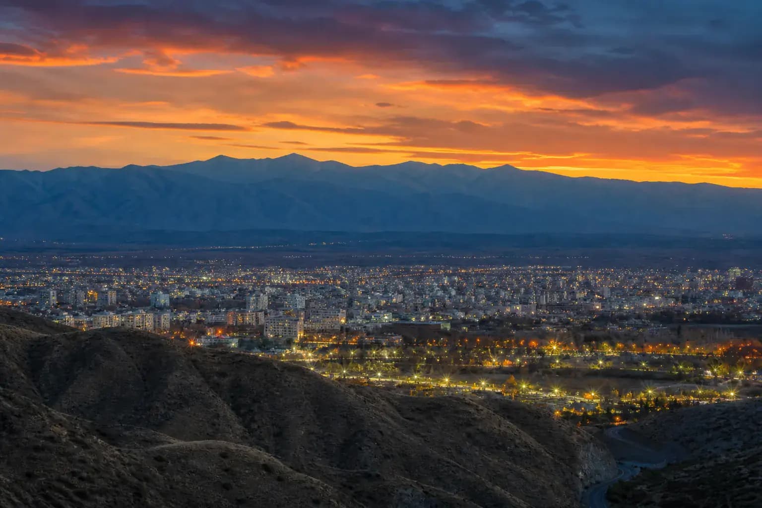 San Juan al atardecer, con la ciudad y las montañas