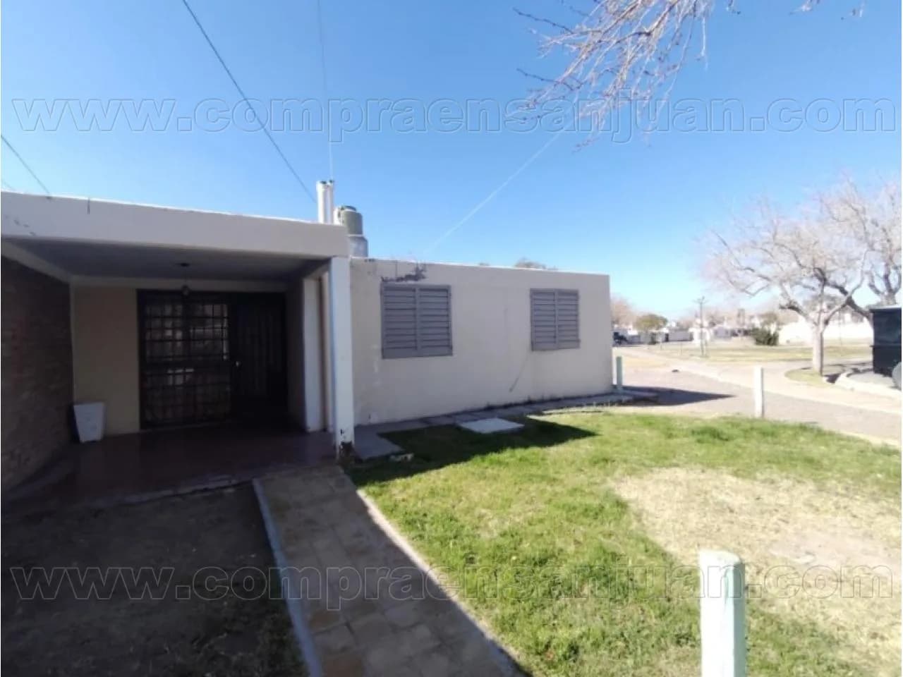 Venta. Casa Esquina Aramburu - 3 Hab, Gran Patio - A Refaccionar. Rivadavia