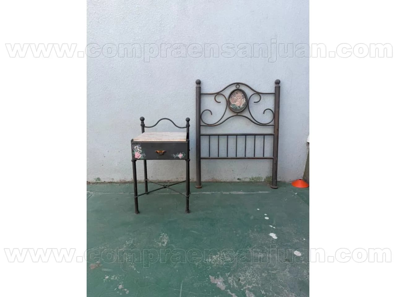 Juego De Dormitorio Vintage Respaldo Y Mesa De Luz De Hierro