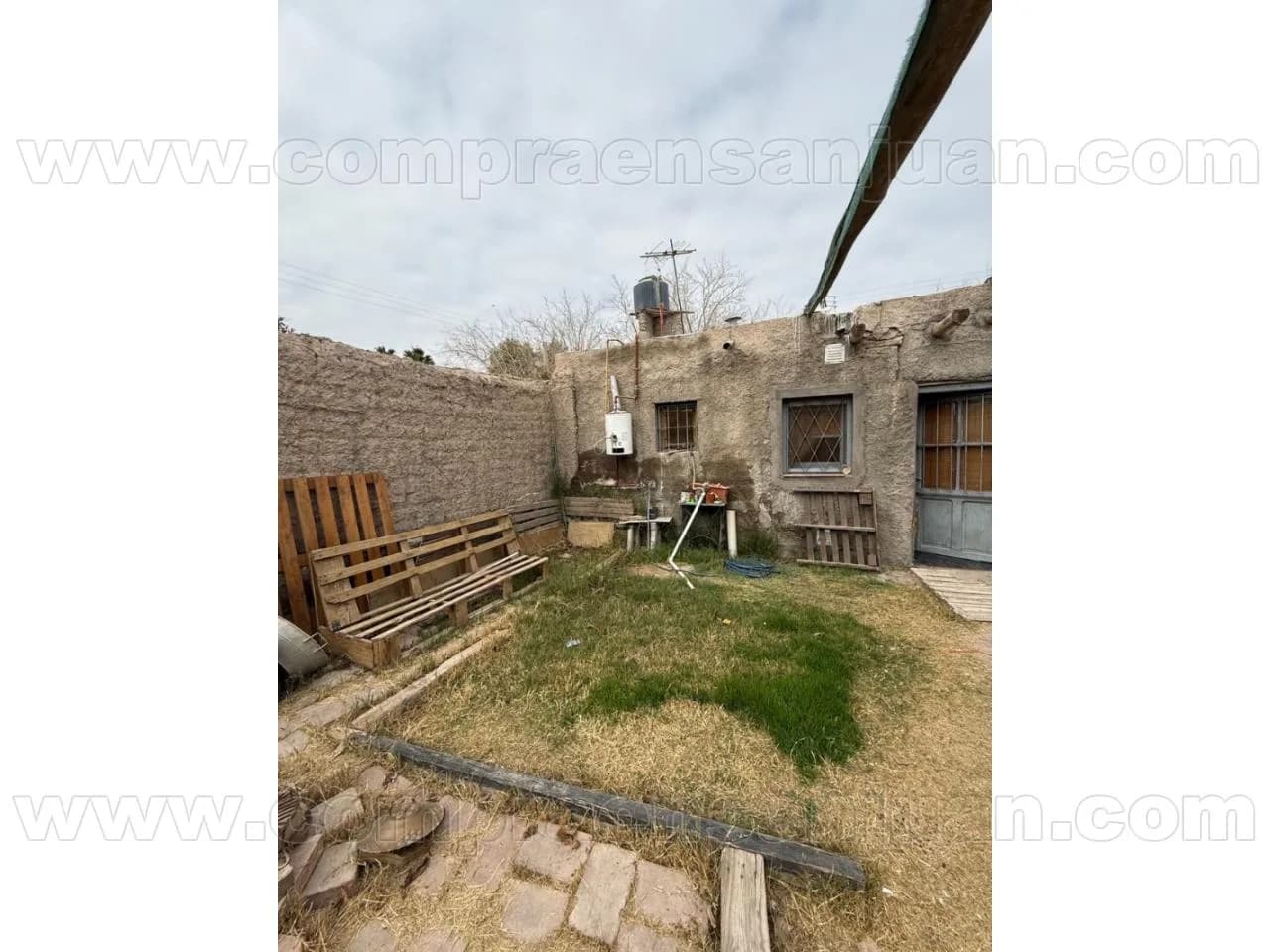 Venta. Casa Mixta Zona Barrio Kennedy, Lote 340 Metros, 2 Dormitorios. Santa Lucia
