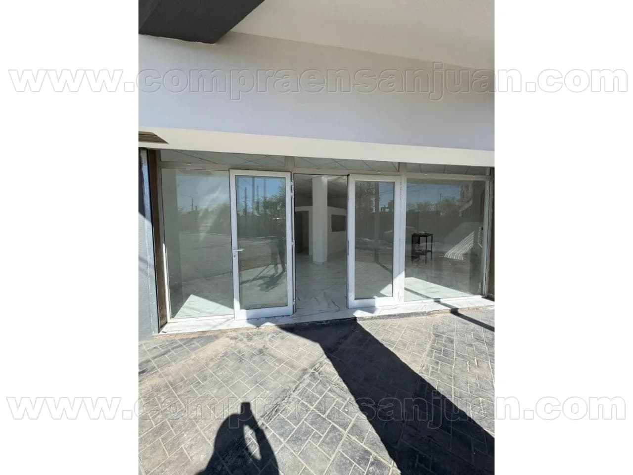 Alquiler. Salón Comercial En Rivadavia