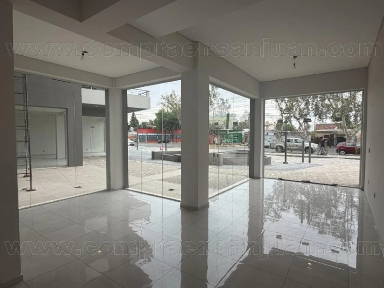 Local 50 M2 En Complejo Catamarán, Excelentes Vistas Desde Avenidas, Luluagapropiedades Ref 7039