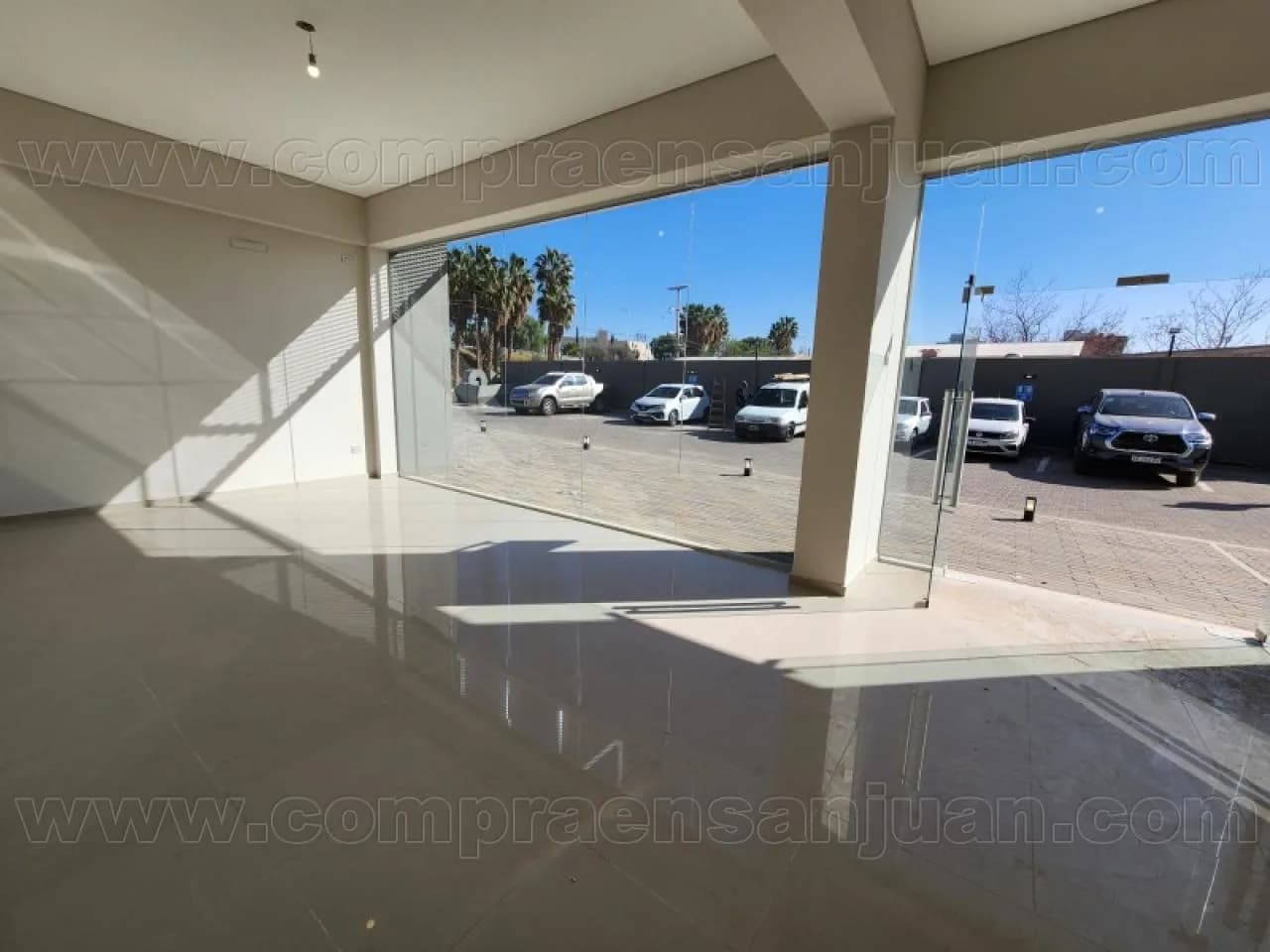 Alquiler. Hermoso Local Comercial Catamarán. Capital